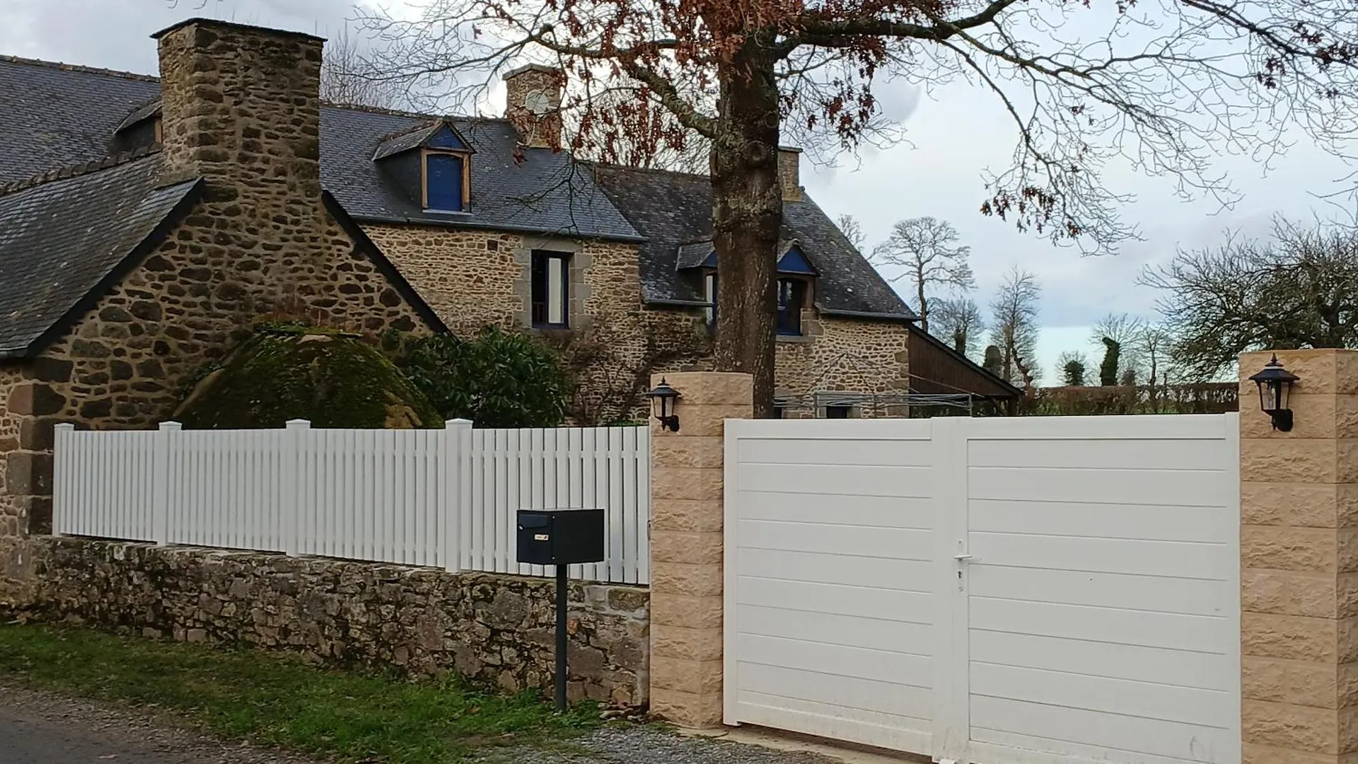 La Grande Maison Dans La Prairie Bonnemain 0*,  Francia