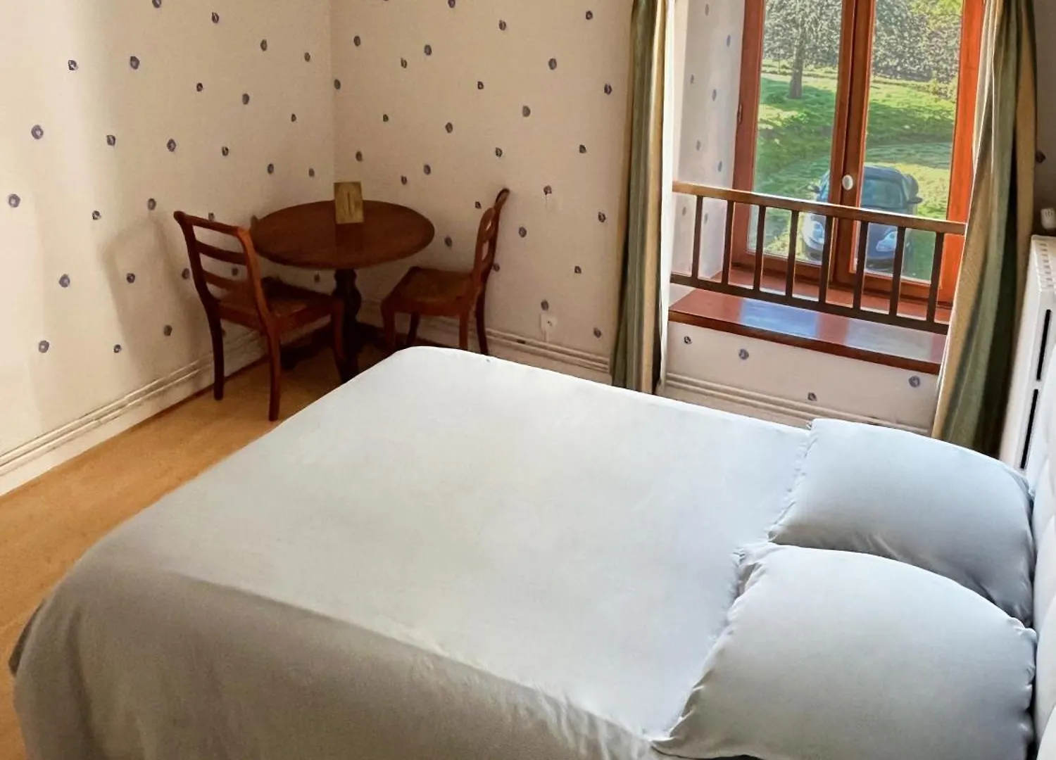La Grande Maison Dans La Prairie Bonnemain 0*,  Francia